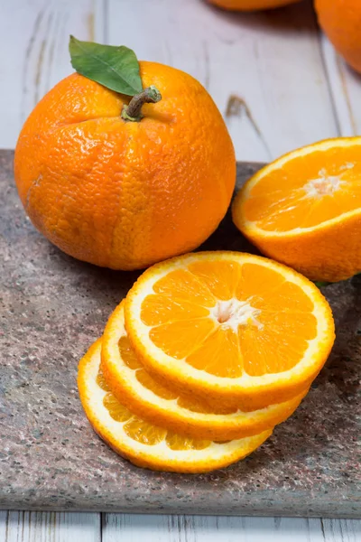 Obří zralá bio pomeranče z farmy ve Španělsku s listy — Stock fotografie