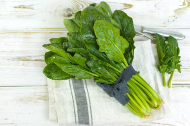 Taze yeşil ıspanak yaprakları - beslenme ve sağlık kavramı