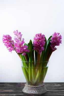 Bahar mevsimi - siyah taş üzerinde taze beyaz ve yeşil kuşkonmaz