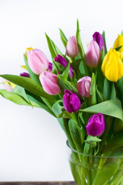 Bahar mevsimi - siyah taş üzerinde taze beyaz ve yeşil kuşkonmaz