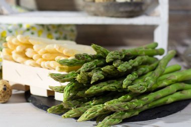 Bahar mevsimi - siyah taş üzerinde taze beyaz ve yeşil kuşkonmaz