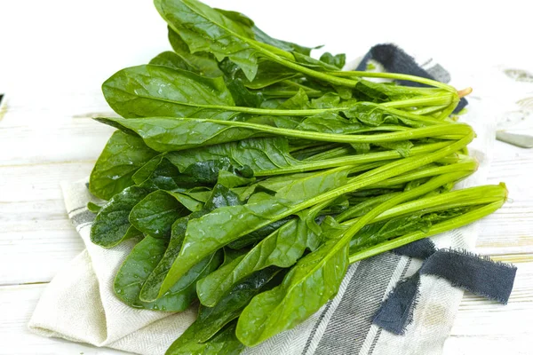 Čerstvý zelený špenát listy - koncept dieta a zdraví — Stock fotografie