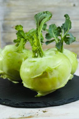 Taze yeşil sarımsak lahana yeşil yaprakları ile