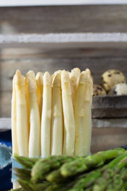 Bahar mevsimi, diyet yemek - taze beyaz ve yeşil kuşkonmaz