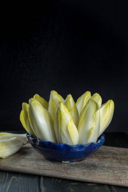 Taze ve sağlıklı hindiba (witloof) bir tabak salata. Diyet menüsü.