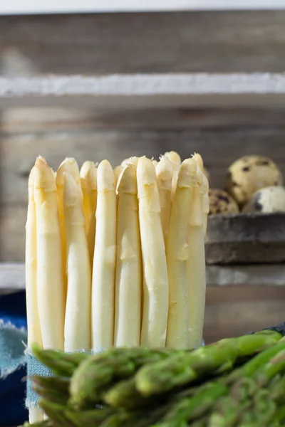 Vårsäsongen Diet Meal Färsk Vit Och Grön Sparris — Stockfoto