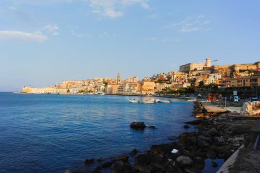 Eski kasaba Gaeta sunset bulvarında manzara