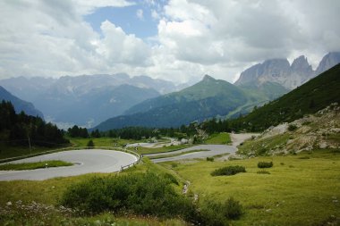 Pitoresk Alpen Dolomites yatay, dağ yolu, İtalya