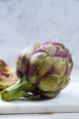 Taze büyük Romanesco enginar yeşil-mor çiçek başları pişirmeye hazır