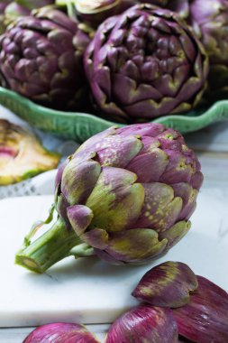 Taze büyük Romanesco enginar yeşil-mor çiçek başları 