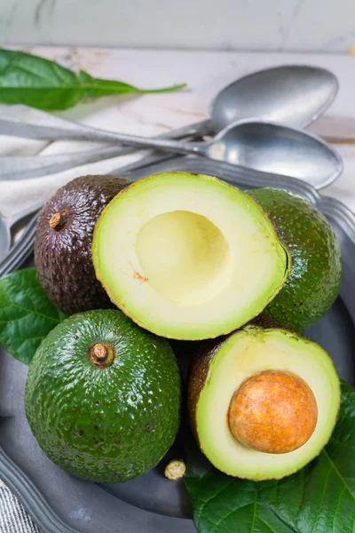 Aguacate verde maduro de la plantación de aguacate orgánico - dieta saludable — Foto de Stock