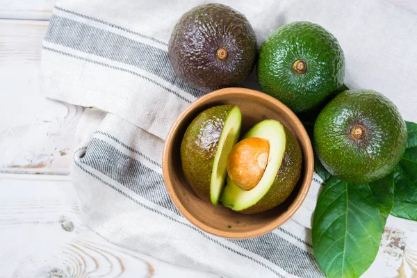 Gröna mogna avokado från ekologisk avokado plantation - hälsosam mat — Stockfoto