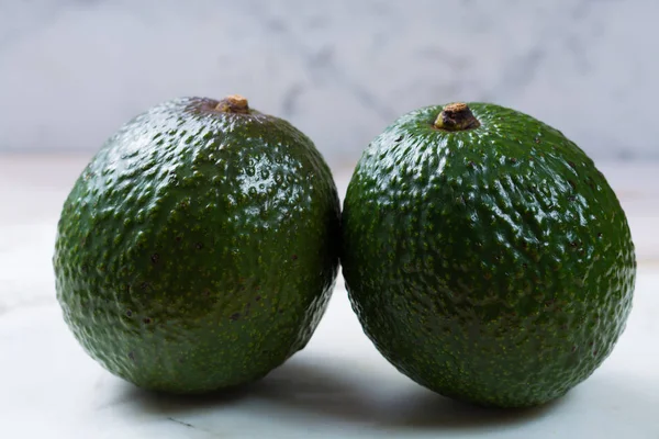 Grüne reife Avocado aus Bio-Avocado-Plantage - gesunde Ernährung — Stockfoto