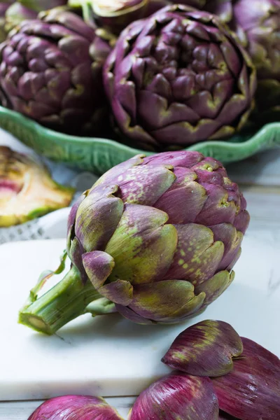 Taze büyük Romanesco enginar yeşil-mor çiçek başları 