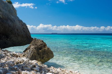 Kayalar ve berrak mavi su - tropikal Curacao adasında yüzme cenneti, her mevsim