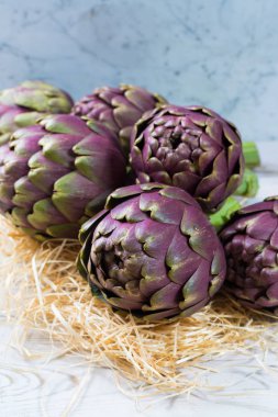 Taze büyük Romanesco enginar yeşil-mor çiçek başları 