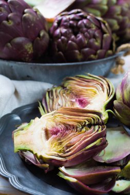 Taze büyük Romanesco enginar yeşil-mor çiçek başları hazır t