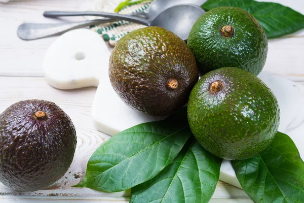 Aguacate verde maduro de la plantación de aguacate orgánico - comida saludable —  Fotos de Stock