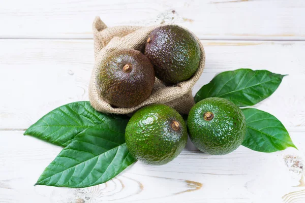 Groene rijpe avocado uit biologische avocado plantage - gezonde voeding — Stockfoto