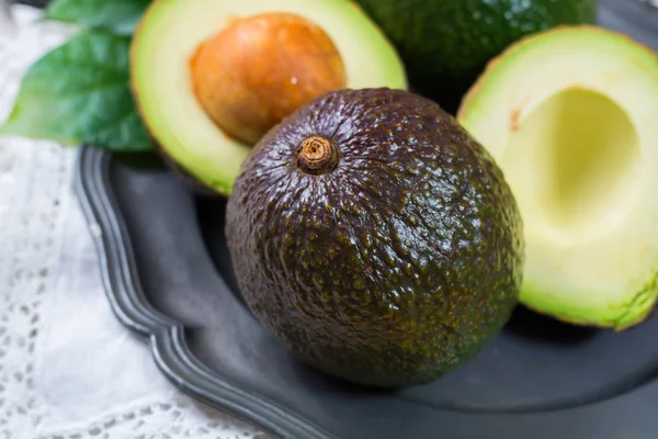 Abacate verde maduro de plantação de abacate orgânico - comida saudável — Fotografia de Stock