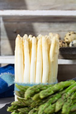 Bahar mevsimi - siyah taze beyaz ve yeşil kuşkonmaz p taş.