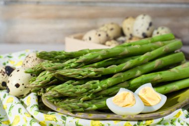 Bahar sezonu çanak - taze yeşil kuşkonmaz ve bıldırcın yumurtası