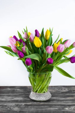 Cam vazo güzel çok renkli bahar Lale buketi ile