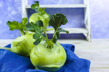 Taze yeşil sarımsak lahana yeşil yaprakları ile