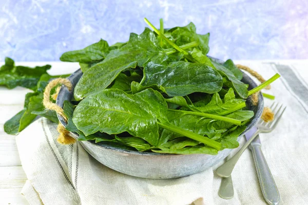 Frische grüne Spinatblätter - Ernährungs- und Gesundheitskonzept — Stockfoto