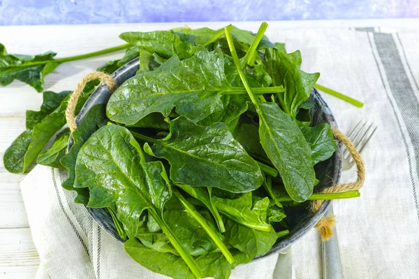 Frische grüne Spinatblätter - Ernährungs- und Gesundheitskonzept — Stockfoto