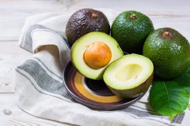 Organik avokado saç ekimi - sağlıklı foo dan yeşil olgun avokado