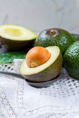 Organik avokado saç ekimi - sağlıklı foo dan yeşil olgun avokado