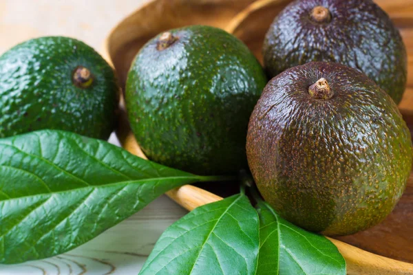 Groene rijpe avocado uit biologische avocado plantage - gezonde foo — Stockfoto