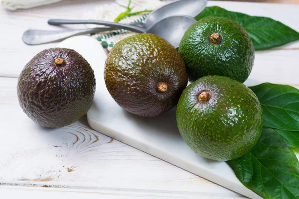 Groene rijpe avocado uit biologische avocado plantage - gezonde foo — Stockfoto