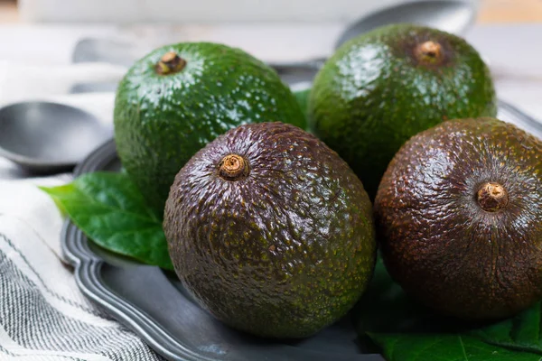 Avocado verde maturo da piantagione di avocado biologico - foo sano — Foto Stock