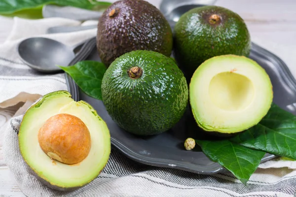 Aguacate verde maduro de la plantación de aguacate orgánico - foo saludable — Foto de Stock