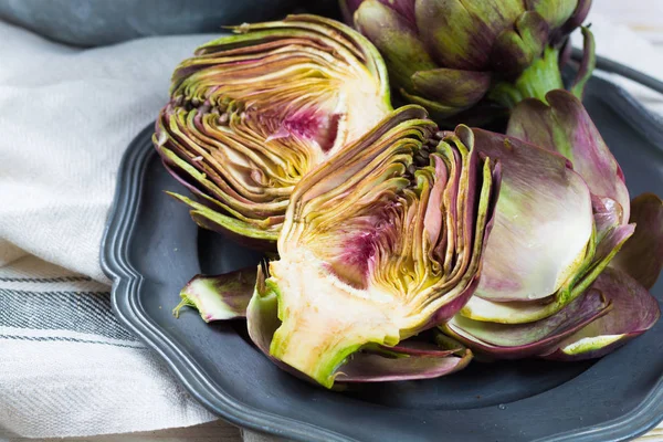 Fresco grande Romanesco carciofi verde-viola teste di fiori pronti t — Foto Stock