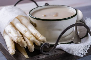 Bahar sezonu - beyaz kuşkonmaz krem-çorba, yemek hazır