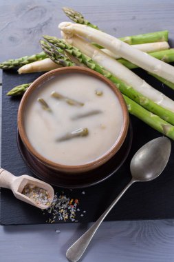 Bahar sezonu - beyaz ve yeşil kuşkonmaz krem-çorba, yemek hazır