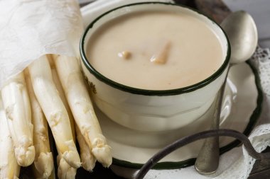 Bahar sezonu - beyaz kuşkonmaz krem-çorba, yemek hazır