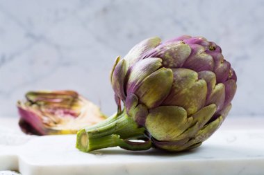 Taze büyük Romanesco enginar yeşil-mor çiçek başları mevsimlik yemek pişirmeye hazır