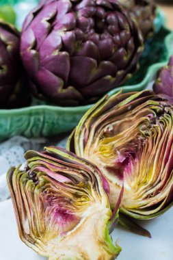 Taze büyük Romanesco enginar yeşil-mor çiçek başları mevsimlik yemek pişirmeye hazır