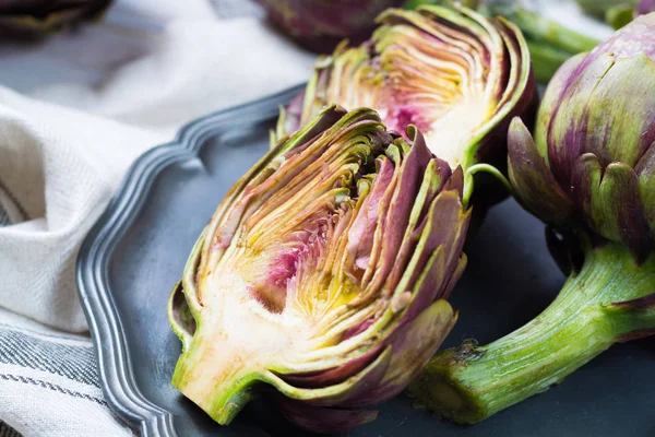 Carciofi Romanesco Freschi Grandi Teste Fiori Verde Viola Pronti Cucinare — Foto Stock