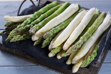 Taze bahar yeşil ve beyaz kuşkonmaz, aşçı, ahşap üzerinde hazır