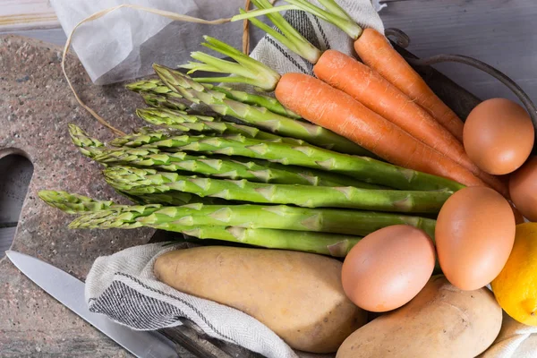 Ingredienrs Szezonális Tavaszi Ízletes Vegetáriánus Vacsora Friss Zöld Spárga Sárgarépa — Stock Fotó