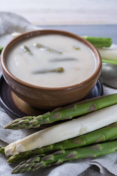 Sezon wiosna - szparagi białe i zielone zupa, gotowy do jedzenia — Zdjęcie stockowe