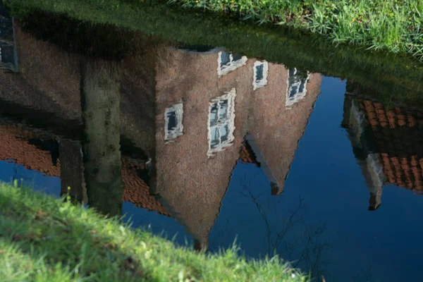 Passeggiata Lungo Piccolo Canale Nel Vecchio Villaggio Olandese Heusden Soleggiata — Foto Stock