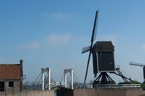 Liten flod hamn, drawbrige och väderkvarnen i Heusden - gamla byn — Stockfoto