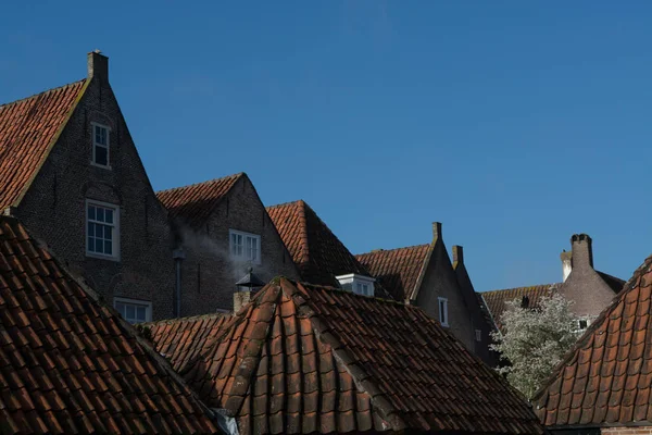 Küçük köyde geleneksel Hollandalı eski çatılar — Stok fotoğraf