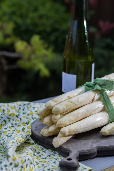 Comida de primavera - espárragos blancos frescos listos para cocinar sobre la mesa — Foto de Stock